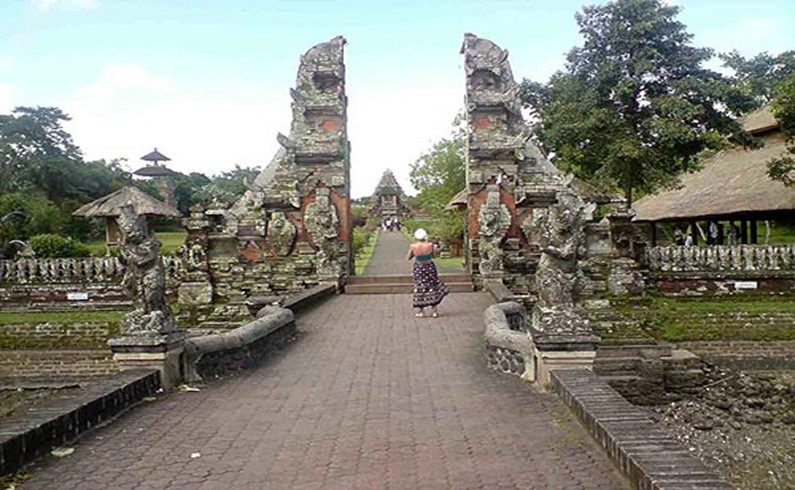 типичные ворота храма